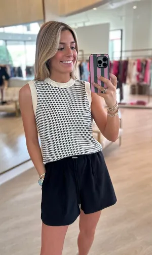 Va02700 Mid Rise Black Short